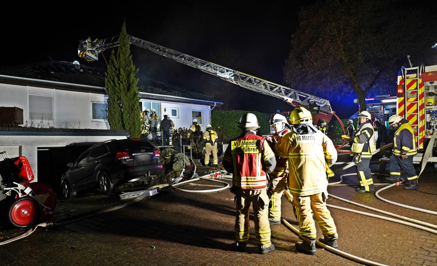 Mendig Wohnungsbrand Greift Auf Dach Ber Kompletter Dachstuhl Stand