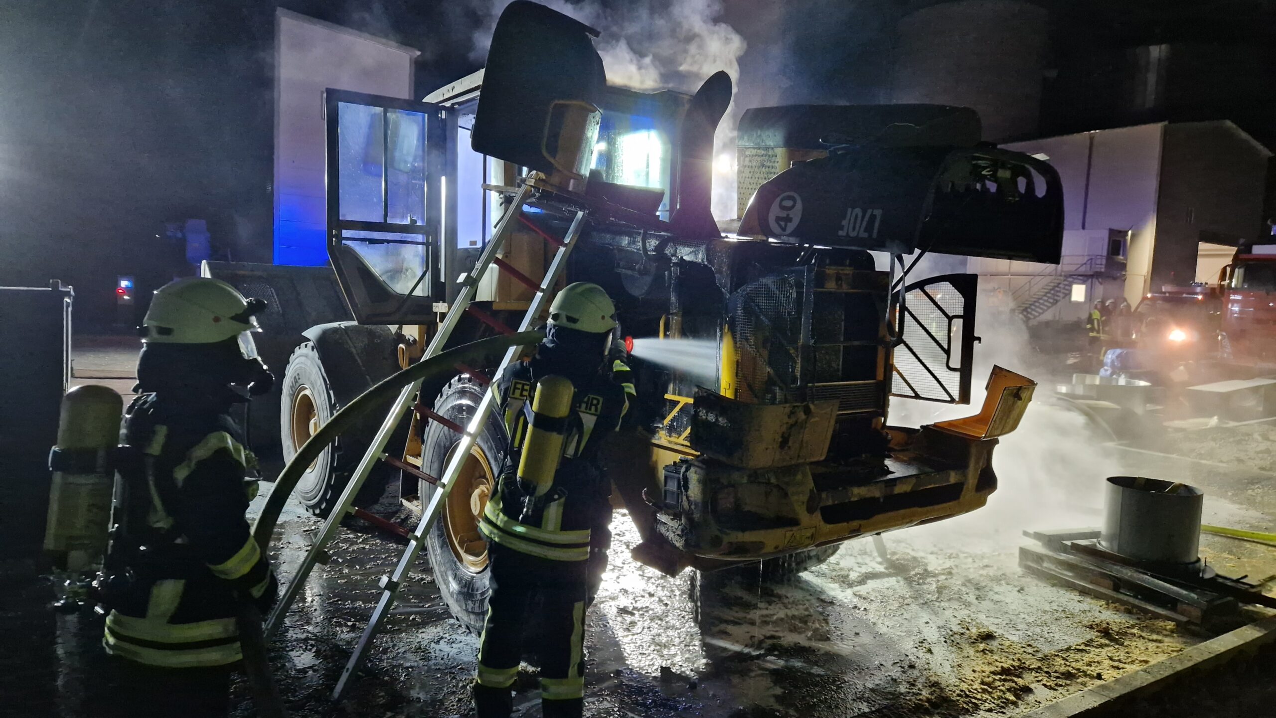 Brand auf dem Gelände des Sägewerks in StockumPüschen Radlader wird
